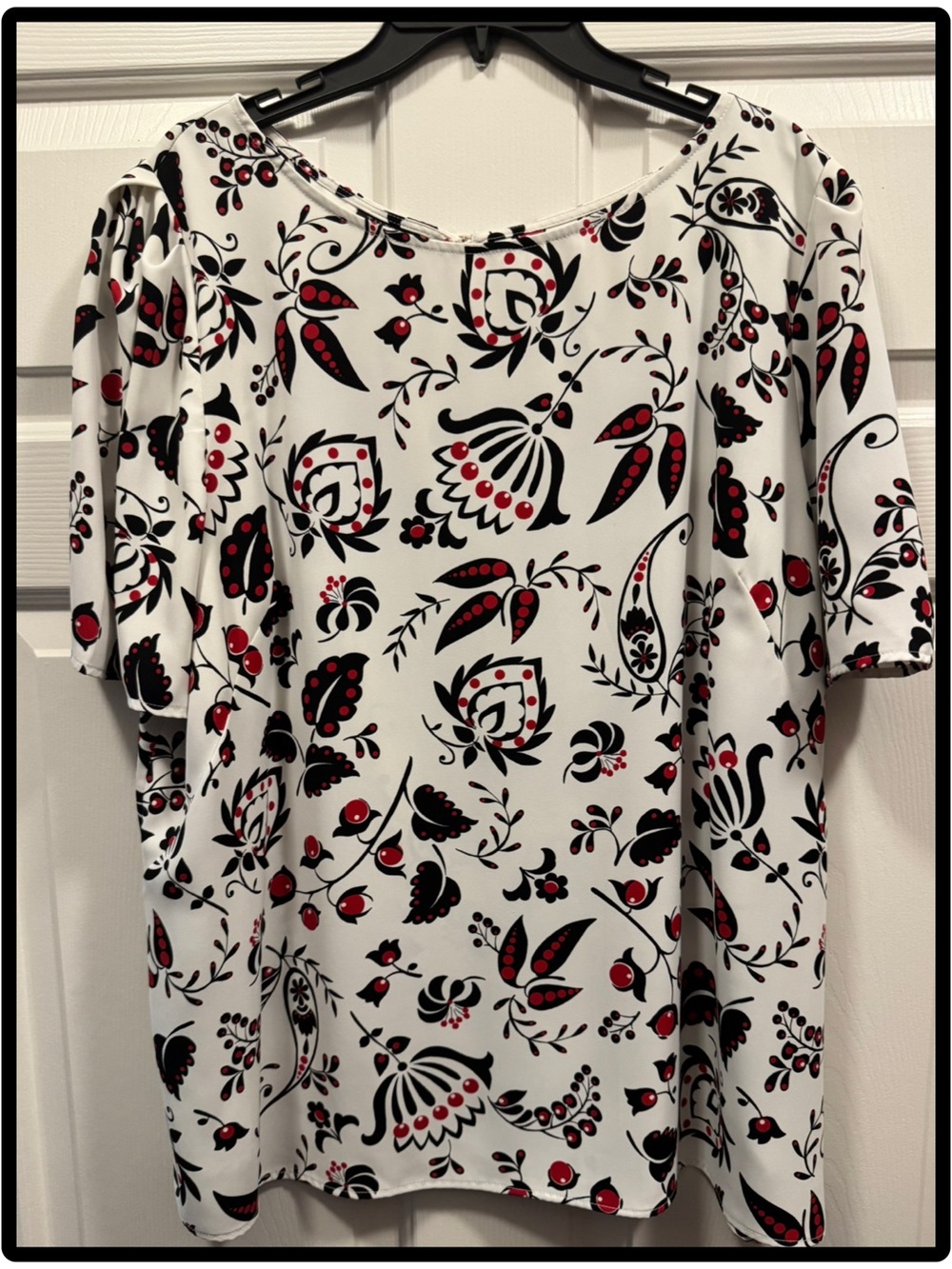 🆕 Talbots Women’s White Floral Print Short Sleeve Top - Black & Red Pattern